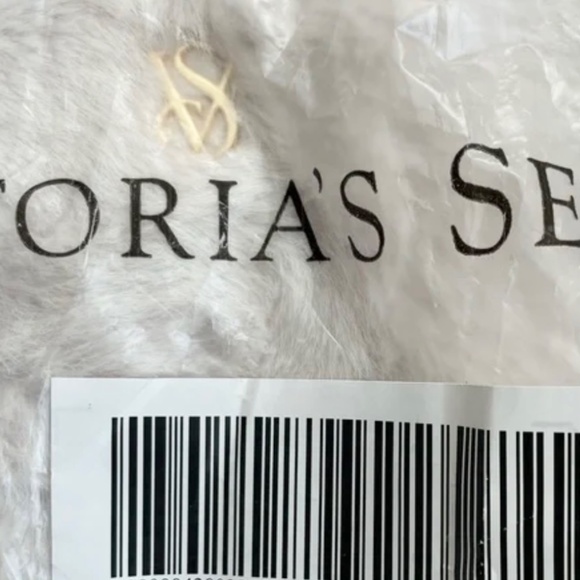 NWT Victoria's Secret Ivory Cream Luxe Fuzzy Soft Faux Fur Tote Travel Bag 2025 - Picture 14 of 14